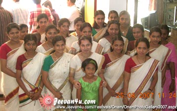 http://www.jeevan4u.com/festivals/onam/OnamPhotoGallery2007/kerala%20girls%20onam%20celebrations.jpg